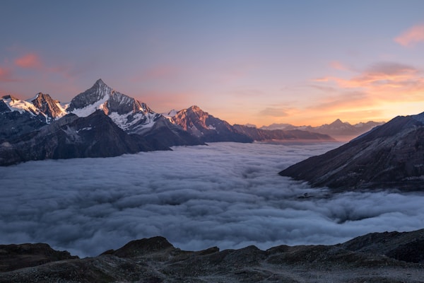探险队穿越冰川的壮观场景，体现极地探险的艰辛与美丽